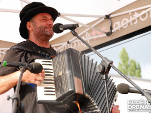 Václav Koubek nejenom hrál, ale vyprávěl i vtipné historky