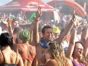 Sprška z hasičské stříkačky byla v sobotním pařáku vítaným osvěžením