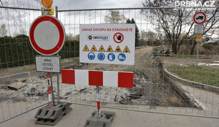 Ulice Jana Masaryka byla od loňského podzimu uzavřena (na snímku). Nyní už tudy ale můžou auta jezdit