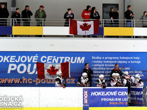 Střídačka Kanaďanů včetně hostujících fanoušků
