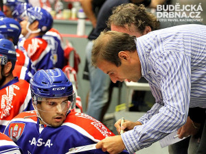 Radek Bělohlav udílí taktické pokyny Martinu Heřmanovi