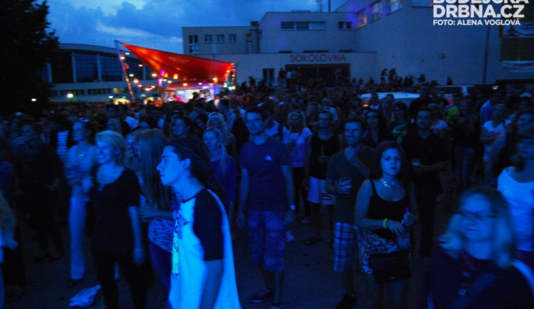Teplý večer byl jako stvořený ke koncertu pod širým nebem