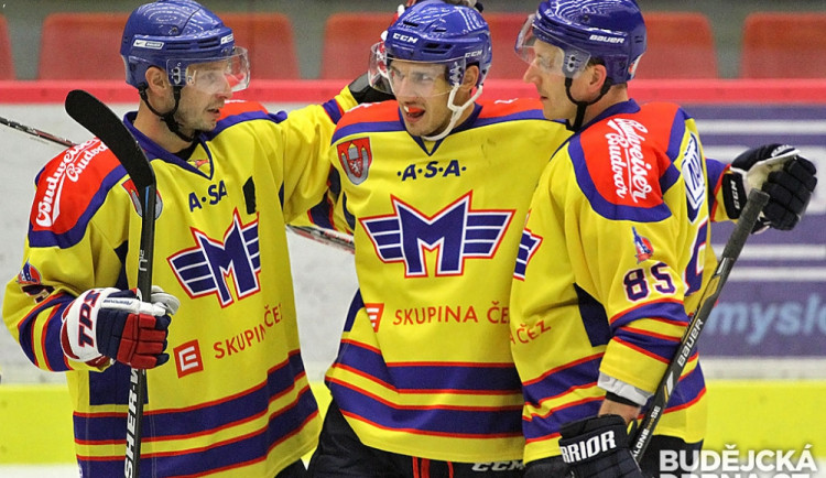 O třetí přesný zásah do kladenské branky se postaral Michal Švihálek (uprostřed mezi Nouzou a Punčochářem)