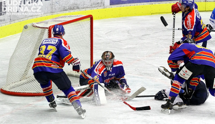 Nicholas Johnson střílí čtvrtou hostující branku přípravného duelu mezi Motorem a Plzní
