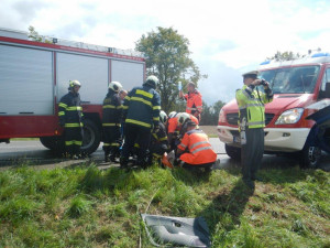 Citroën Saxo narazil u Neplachova do betonového můstku