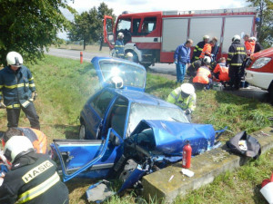 Citroën Saxo narazil u Neplachova do betonového můstku