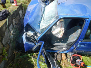 Citroën Saxo narazil u Neplachova do betonového můstku