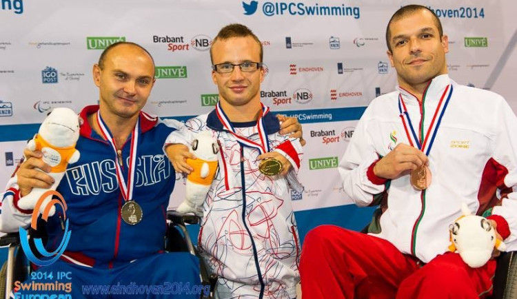 Arnošt Petráček (uprostřed) se zlatou medailí z disciplíny 50 metrů znak