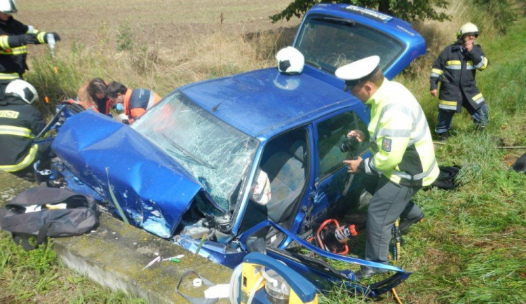 Citroën Saxo narazil u Neplachova do betonového můstku