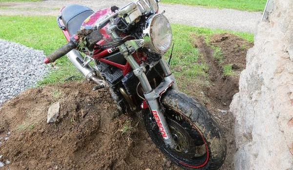 Havarovaný motocykl u Hněvkova