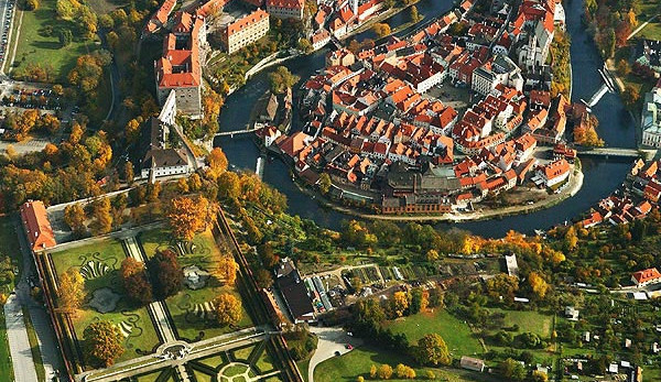 Otáčivé hlediště v Českém Krumlově (na snímku vlevo dole)