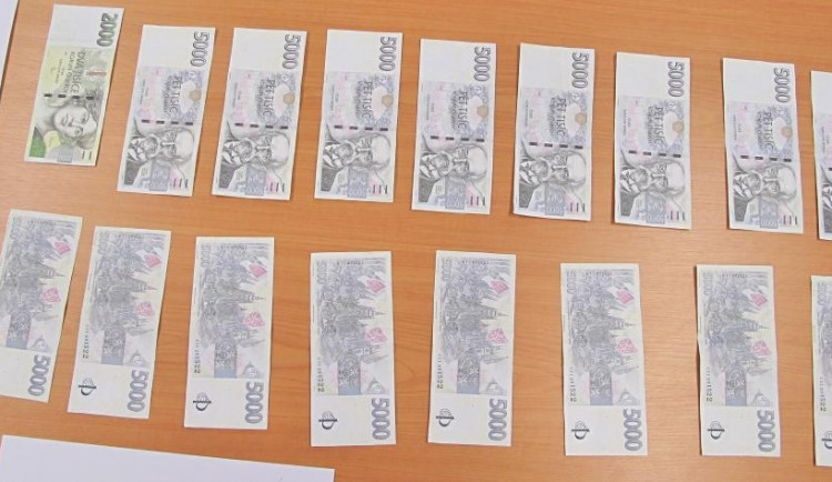 Pachatel slepoval padělky lepidlem