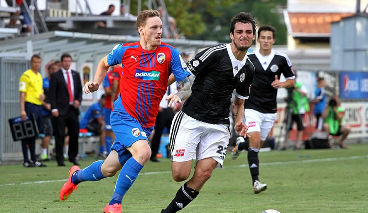 Fotbalisty Dynama čeká další ligový duel. Na svém hřišti přivítají Mladou Boleslav. Na snímku z minulého domácího zápasu s Plzní Machovec ve sprinterském souboji s Vaňkem (zprava)