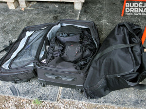 Výstroj příslušníka zásahové jednotky váží 25 až 30 kilo