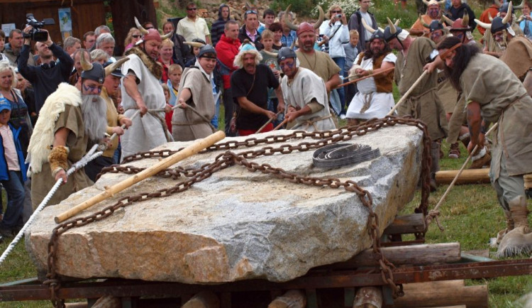 Ilustrační snímek transportu menhiru do Holašovického Stonehenge