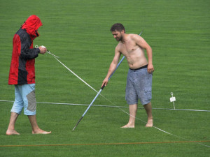 Měření jednoho z pokusů v hodu oštěpem