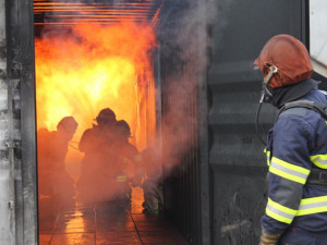 VIDEO: Hasiči prochází v ohňovém simulátoru peklem