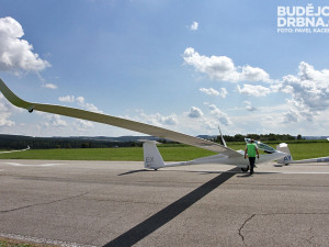 Kluzák vítěze třídy Kombi Open Tomáše Rendly váží i díky motoru 850 kilogramů a má rozpětí křídel 28,3 metru