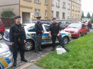 Prchající mladík s kýblem marihuany skončil v rukou policistů
