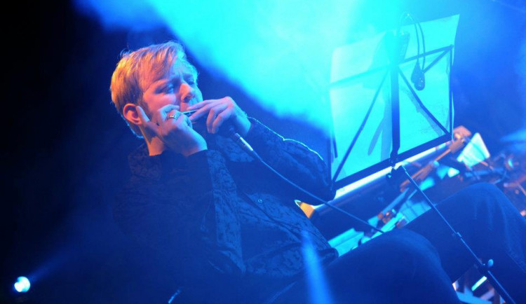 Jedním z návštěvníků charitativního večera bude americký hudebník Joe Powers