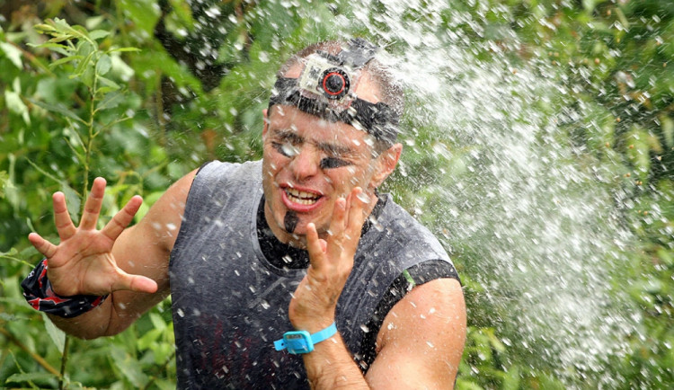 U rybníku Olšina běžci okusili ledovou vodu z hasičské stříkačky