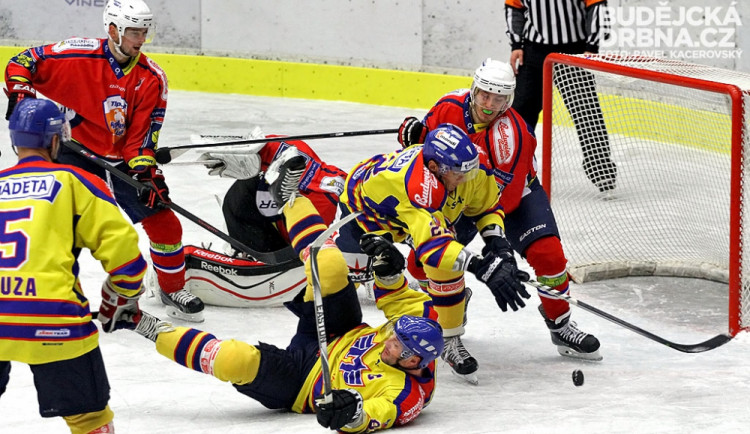 Roman Vráblík s Josefem Strakou (v pádu) měli v prodloužení velkou šanci rozhodnout. Domácí kapitán nakonec svůj hattrick zkompletoval při nájezdech