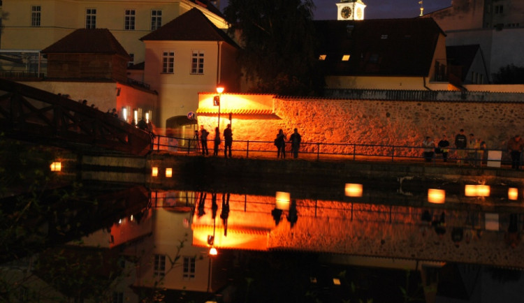 Po slepém rameni řeky Malše pluly lampiony štěstí