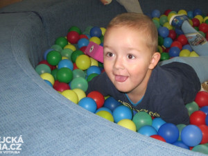 Honzík si užíval v bedně s míčky