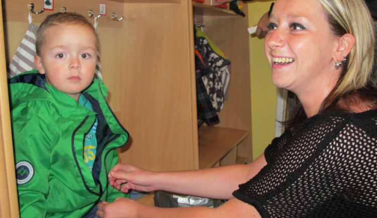 Honzík Prokeš prožil první den ve školce. Na snímku s maminkou Janou