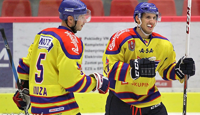 Michal Švihálek (vpravo) zaznamenal proti Deggendorfu šest bodů