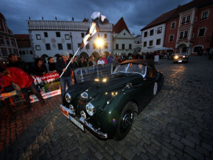 Jaguar XK 120 s Ivou Pavlíčkovou za volantem na loňském startu v Českém Krumlově. Foto Dalibor Benych