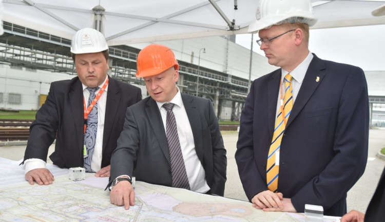 Pavel Bělobrádek (vpravo) se zajímal i o projekt dostavby třetího a čtvrtého bloku. Přímo na místě poskytl vicepremiérovi podrobné informace generální ředitel společnosti ČEZ Daniel Beneš (uprostřed)
