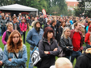 Odpoledne se ještě kolem pódia dalo projít
