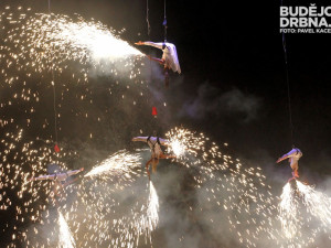 Akrobaté předvedli i pyrotechnické efekty