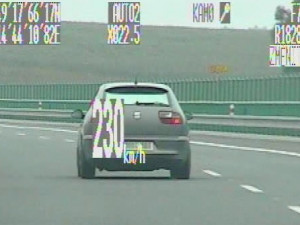 Mladík spěchal po dálnici, policejnímu superbu ale neujel