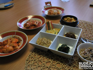 Některá jídla byla již dopředu připravena k ochutnání