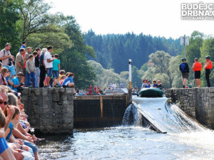Mezi plavidly pluli i vodáci