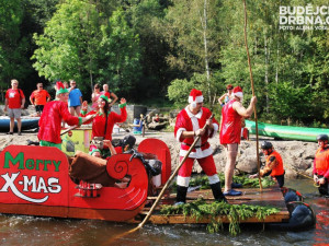 Santovy sáně rozhazovaly dárky