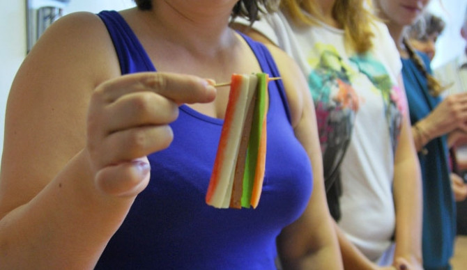 Zelenina, korejský párek a krabí tyčinka se napíchala na párátko