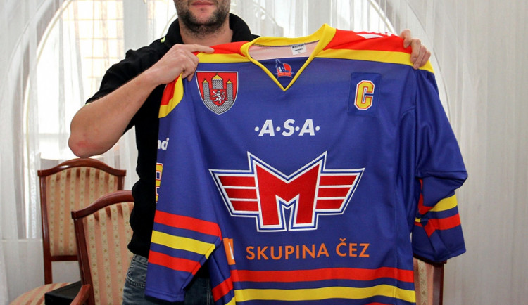Kapitán Josef Straka s novým dresem. Logo Motoru je na něm vyšité
