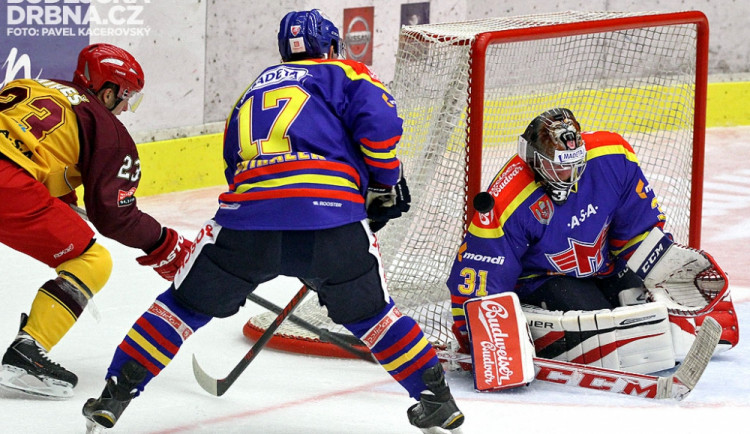 Budějčákům dělala problémy rychlost jejich jihlavských rivalů. Na snímku se snaží před Kůdelou prosadit Mikeš, brání ho Švihálek