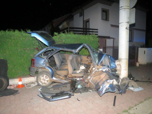 Fiat narazil u nemocnice do sloupu. Stav dívky byl kritický