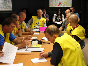 Skupina odborníků v havarijním štábu připravuje opatření ke stabilizaci situace na bloku a ochraně personálu