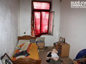 Jeden z bytů ubytovny naproti poště na Nádražní měl rozbitou skleněnou výplň dveří, a tak bylo možné nahlédnout dovnitř