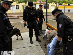 Spící bezdomovec na Lannově třídě