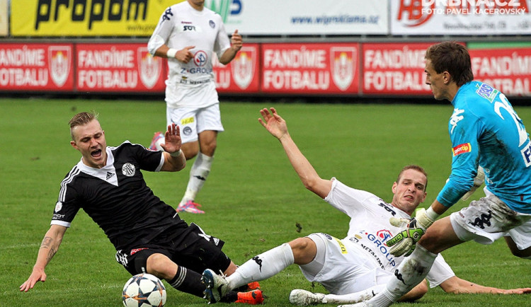 Nepovedený únik Jakuba Hory, těsně před gólmanem Hečou ho zastavil Daníček