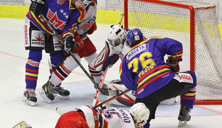 Daniel Boháč poslal Motor do vedení. Na snímku ze třetí třetiny se ale gólově prosazuje Rok Pajič