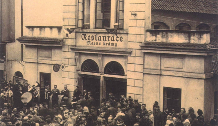 Otevření restaurace 1. října 1954