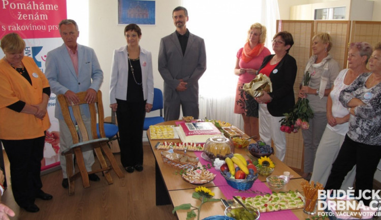 Zleva Jana Drexlerová, ředitelka Mamma Help center, jejich zakladatel Václav Pecha, koordinátorka budějcké pobočky Ludmila Kubátová a primář onkologického oddělení Nemocnice České Budějovice Václav Janovský