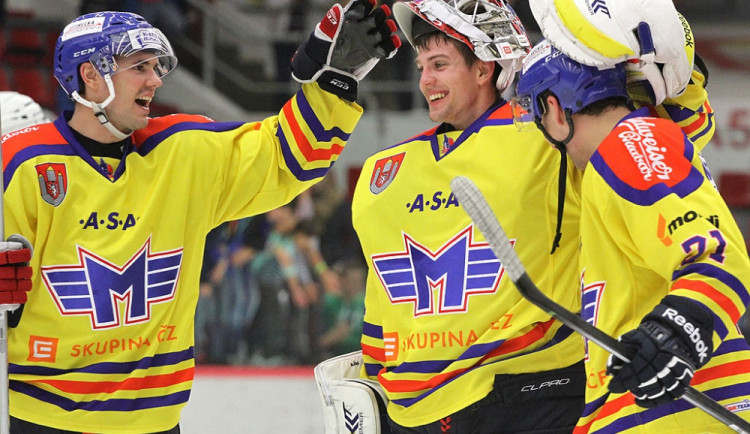 Martin Heřman s Lubošem Robem slaví výhru nad Kladnem s hrdinou zápasu, gólmanem Ondřejem Bláhou